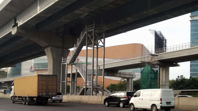 Tangga darurat di jalan tol layang Jakarta-Cikampek.