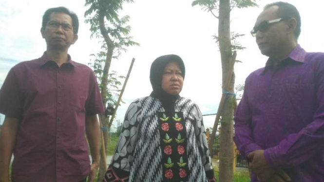 Wali Kota Surabaya Tri Rismaharini dan Ketua DPRD Bali I Nyoman Adi Wiryatama di Taman Harmoni dan PLTSa Surabaya, Jawa Timur, pada Kamis, 27 Februari 2020.