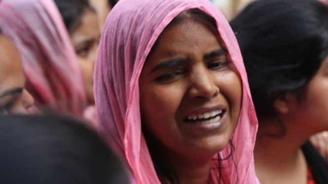 Seorang warga India tak mampu menahan emosi saat proses pemakaman seorang pria yang tewas dalam kerusuhan di New Delhi, 26 Februari 2020. - Cheena Kapoor/Getty