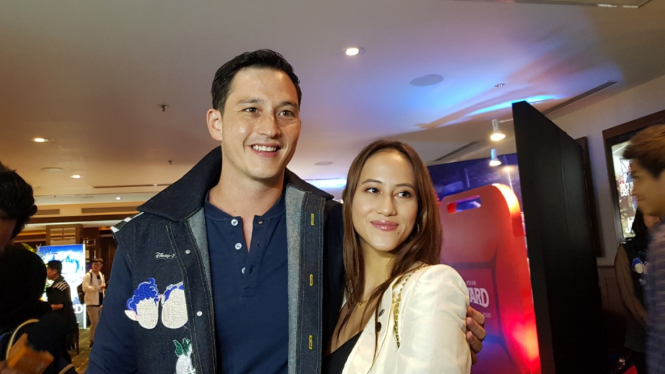 Mike Lewis dan tunangannya Janisa Pradja
