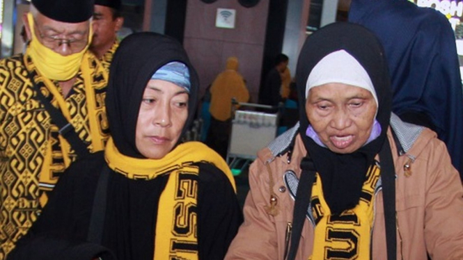 Calon jamaah umrah asal Metro Bandar Lampung meninggalkan bandara untuk kembali ke rumah masing-masing usai mengetahui adanya pembatalan penerbangan dari Terminal 3 Bandara Soekarno Hatta, Tangerang, Banten, Kamis (27/02). - MUHAMMAD IQBAL/ANTARA FOTO