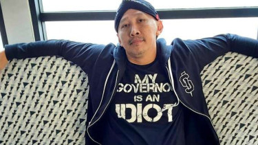 Permadi Arya atau Abu Janda pakai baju My Governor is an idiot