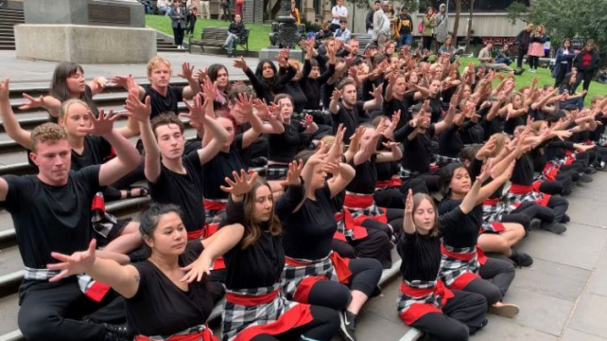 Puluhan siswa universitas di Melbourne menampilkan Tari Kecak di depan State Library of Victoria.