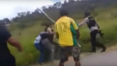 Massa saat aniaya Yus Yunus di Papua