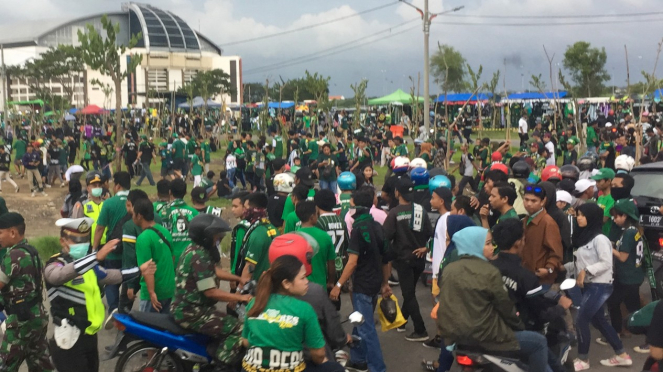 Suporter Persebaya Surabaya di sekitaran Stadion Gelora Bung Tomo