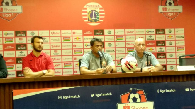 Pelatih Persija Jakarta, Sergio Farias (tengah) dan Marco Motta
