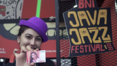 Pengguna BNI Mobile Banking bersuka cita menunjukkan kartu TapCash.