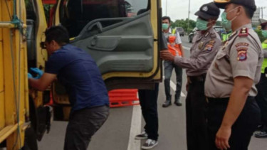 Polisi memeriksa sopir truk yang ditemukan meninggal dunia.