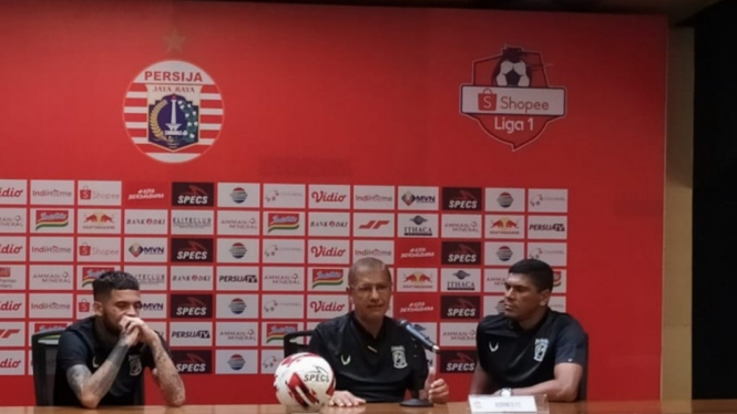 Pelatih Borneo FC, Edson Tavares (tengah)