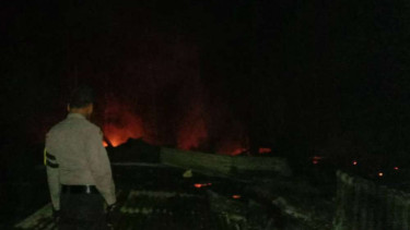 Rumah warga hampir rata dengan tanah usai alami kebakaran di Jambi.