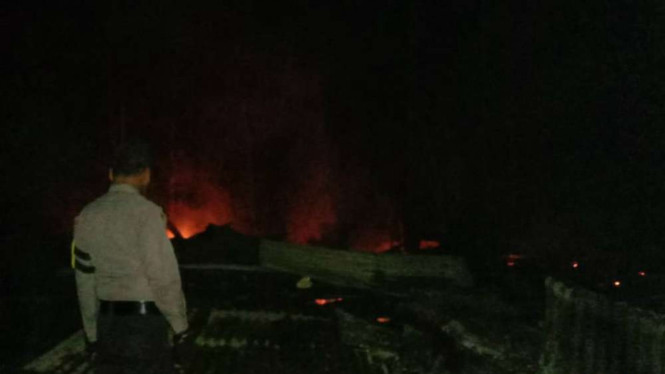 Rumah warga hampir rata dengan tanah usai alami kebakaran di Jambi.