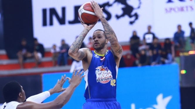 Aksi pemain Satria Muda di IBL 2020