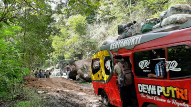 Batu besar menghalangi jalan di Garut Selatan