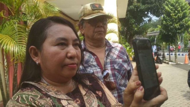Jeannie Latumahina, juru bicara keluarga korban pencabulan yang dilakukan pendeta, membuat laporan di Markas Polda Jatim, Senin, 2 Maret 2020.