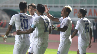 Pemain Arema FC merayakan gol KH Yudo.