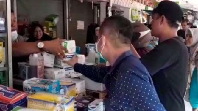 Warga Bekasi menyerbu penjual masker.