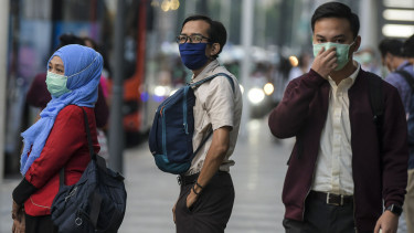 Warga pakai masker antisipasi penyebaran virus Corona atau COVID-19