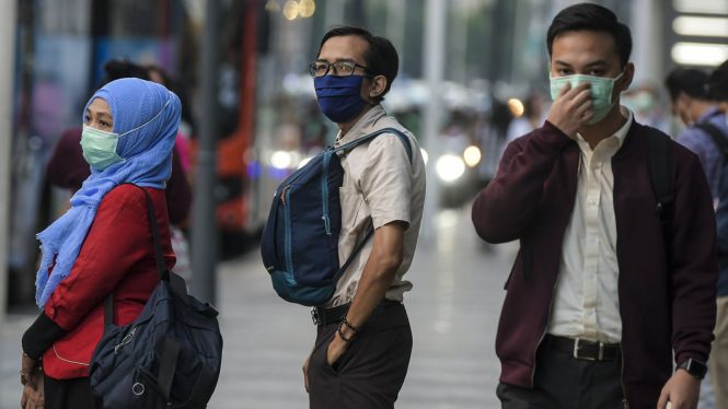Warga pakai masker antisipasi penyebaran virus Corona atau COVID-19