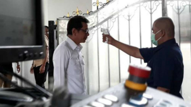 Menteri Parekraf, Wishnutama dicek suhu tubuhnya saat masuk Istana.