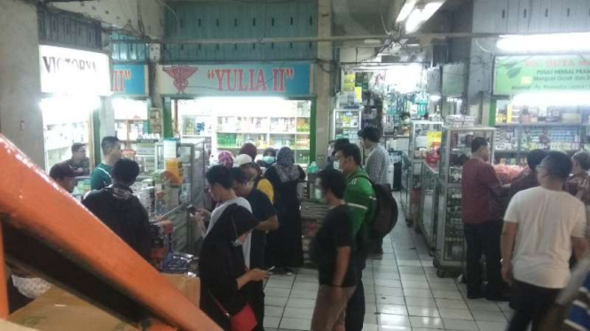 Suasana Perbelanjaan di Pasar Pramuka, Jakarta Timur