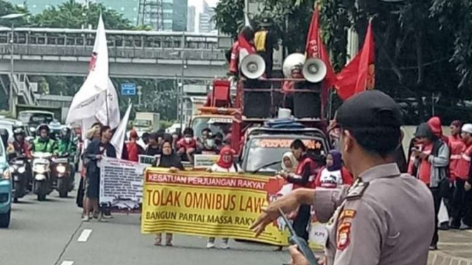 Mahasiswa unjuk rasa di depan Gedung DPR RI untuk menolak RUU Omnibus Law.