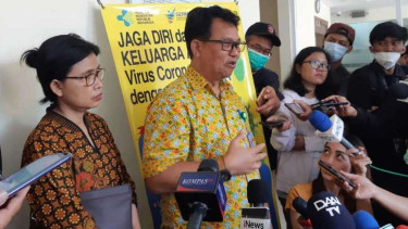 Direktur Utama RSPI Sulianti Saroso, Mohammad Syahril (tengah, baju kuning). 