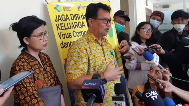 Direktur Utama RSPI Sulianti Saroso, Mohammad Syahril (tengah, baju kuning). 