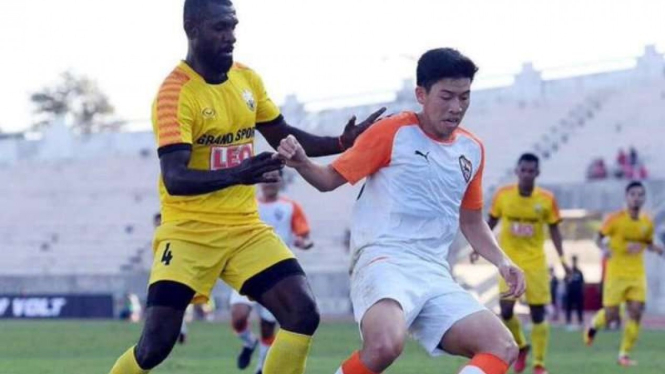 Yanto Basna (baju kuning) pemain Indonesia yang merumput di Liga Thailand