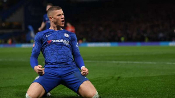 Gelandang Chelsea, Ross Barkley rayakan gol.