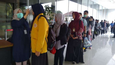 Karyawan dan tamu di kantor PT Pertamina Pusat diperiksa suhu tubuh. (Foto ilustrasi).