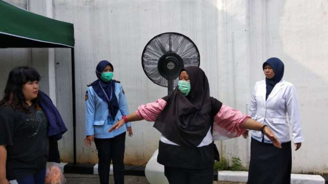 Pengunjung Rutan disemprot desinfektan untuk mencegah corona.