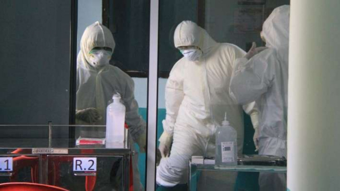 Petugas medis saat mengambil spesimen dari pasien suspect virus Corona Covid-19. (Ilustrasi)