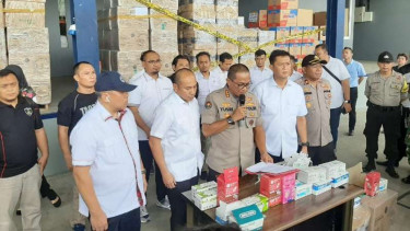 Ratusan masker yang diduga ditimbun di sebuah gudang milik PT MJP Cargo