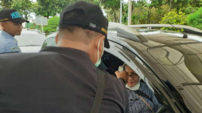 Petugas Pamdal di DPR cek suhu tubuh tamu yang datang