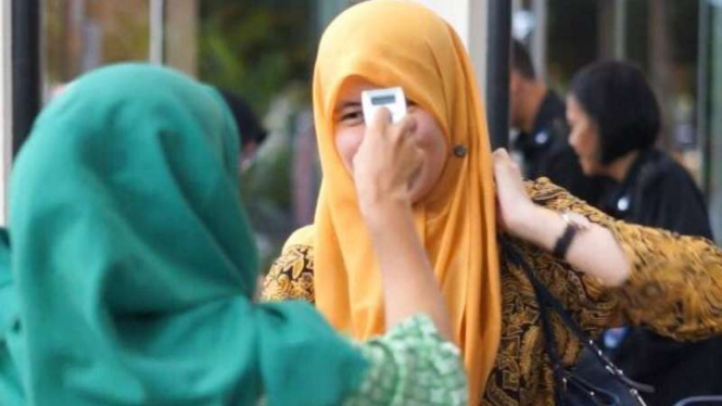 Pemeriksaan suhu tubuh kepada pengunjung hotel di kawasan Depok, Jawa Barat.