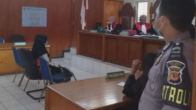 Terdakwa kasus video 'Vina Garut', V, menjalani sidang, Kamis, 5 Maret 2020.