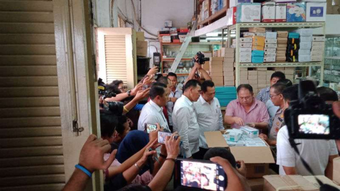 Polisi melakukan sidak harga masker di kawasan Glodok, Jakarta Barat.