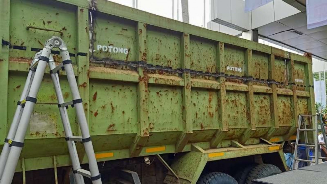 Bak truk dipotong karena over dimension dan over loading