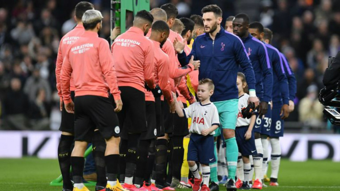 Sesi berjabat tangan sebelum laga Premier League