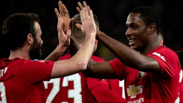 Striker Manchester United, Odion Ighalo (kanan)