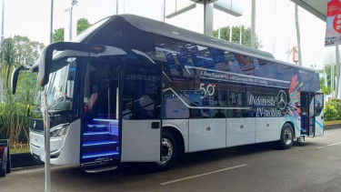 Bus Mercedes-Benz buatan karoseri Laksana