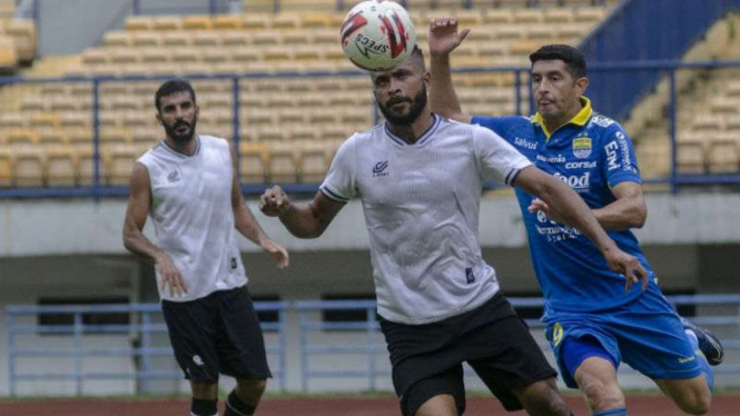 Gelandang Persib Bandung, Esteban Vizcarra (kanan).