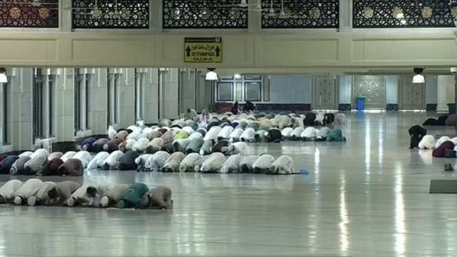 Suasana sholat Jumat di Masjidil Haram setelah penghentian umroh sementara