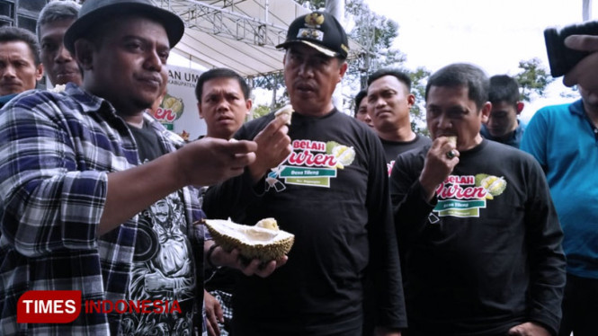 Wabup Madiun Hari Wuryanto mendampingi Benu Buloe menjadi tim juri kontes durian. (FOTO: Ervan Marwantaka/TIMES Indonesia)