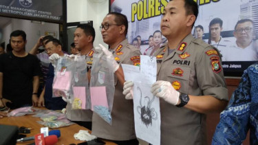 Polisi menunjukan sketsa yang dibuat ABG pembunuh bocah