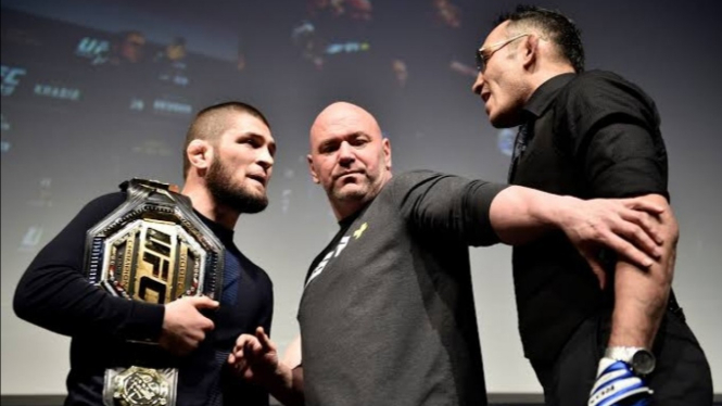 Khabib Nurmagomedov (kiri) dan Tony Ferguson (kanan) 
