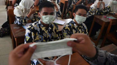 Ilustrasi Siswa SMA NU 2 Gresik pakai masker yang dibagikan Lembaga Falakiyah PCNU Gresik
