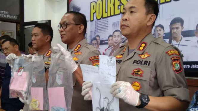 Polisi menunjukkan barang bukti kasus pembunuhan remaja terhadap bocah 5 tahun.