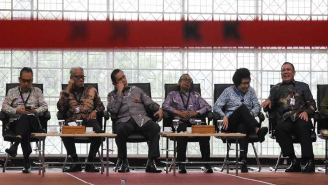 Dewan Pengawas KPK bersama Ketua KPK Firli Bahuri (paling kanan)