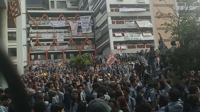 Ribuan mahasiswa Gunadarma demontrasi di kampusnya, di Depok, Jawa Barat.